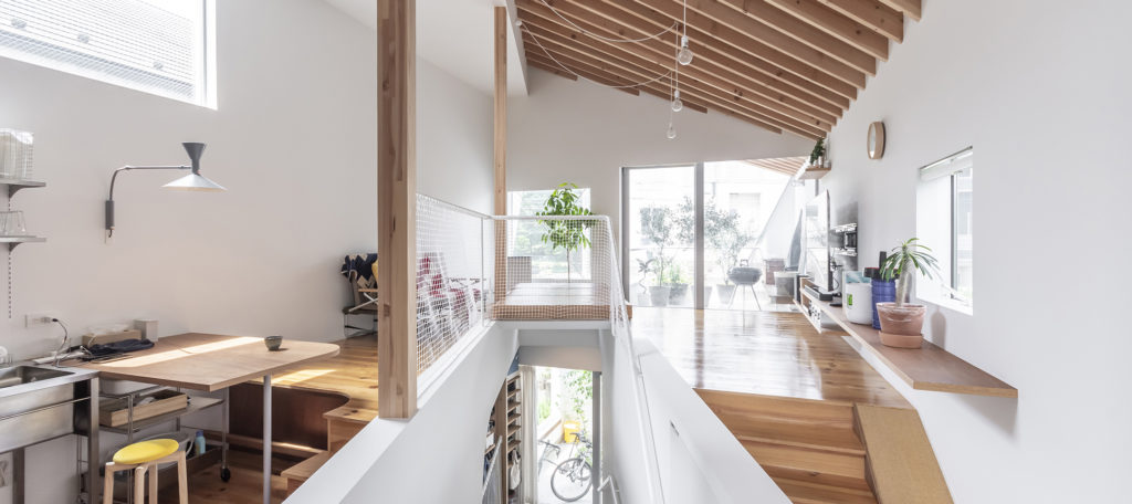 対角線上にゆるやかな階段が通る家 ５匹の犬たちとともに伸びやか、おおらかに暮らす