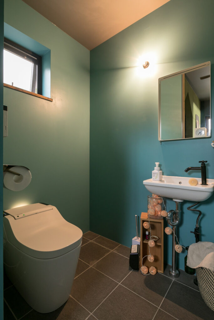 トイレは壁を空色にペイント。「我が家で完全な個室はトイレだけです（笑）」