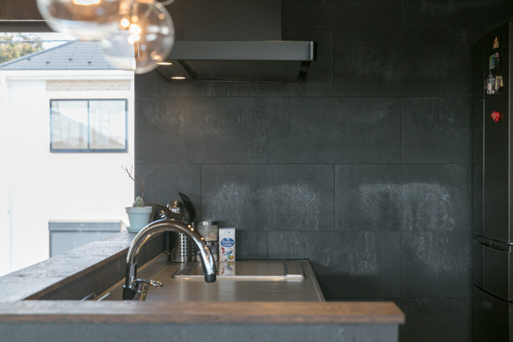 キッチンの壁は、洗面スペース同様に「SOLIDO」を使用し、グレーの色調で落ち着いた雰囲気に。