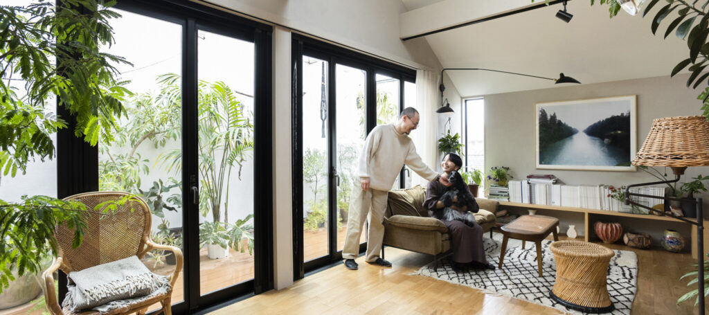 プロが伝授する“植物が育つ家”　思い入れのある家具と花や緑に寄り添う暮らし