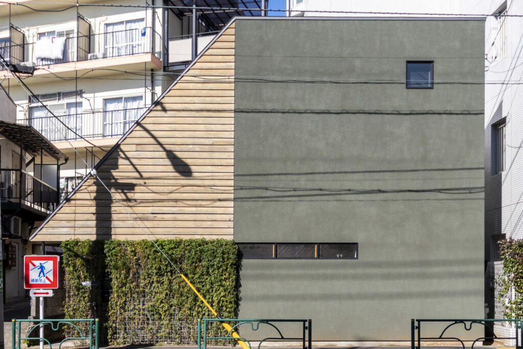 外壁の色は「ネットで見つけた欧米のおしゃれな家」の写真を示し、それを参考に建築家から提示されたもの。左下の部分は防犯上玄関部分の目隠しになるものがほしいとのリクエストから建築家から緑の壁のアイデアが出された。