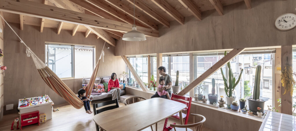 ピロティと出窓でLDKが広々　サボテンとハンモックのある家で暮らす