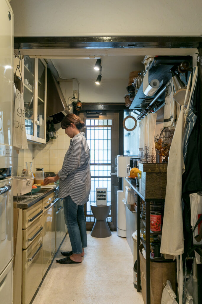 お料理上手な寿子さんが腕を振るうキッチンは、ヴィンテージのホーロー製。