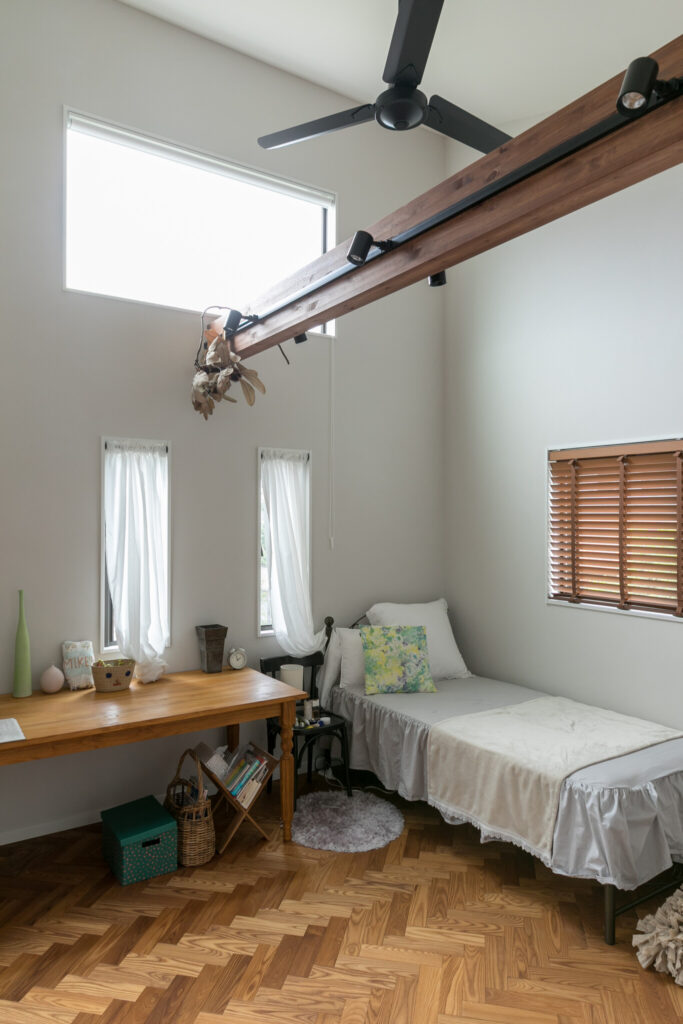 小百合さんの寝室。設計上出てしまっているという梁は、レールライトを取り付け効果的に活用。