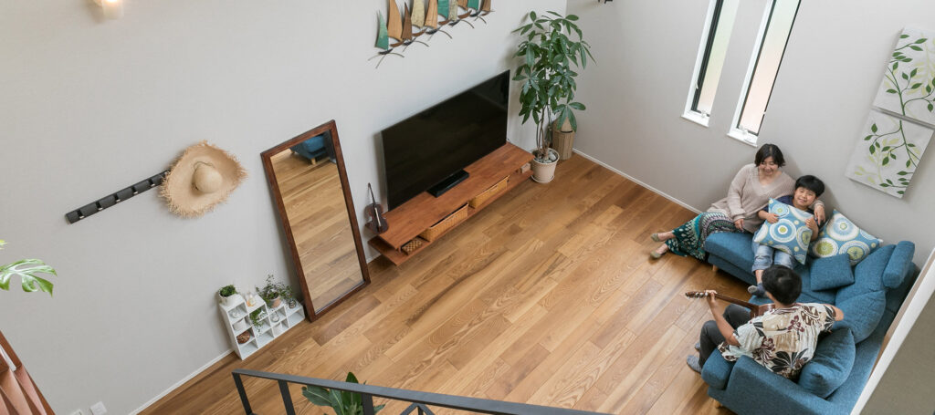 開放感とこもり感を両立　多彩な居場所が連続する飽きの来ない住空間