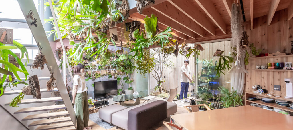 多くの緑とともに暮らす飽きの来ない家　ゆるやかにつながる空間と大きな開口でのびのびと暮らす