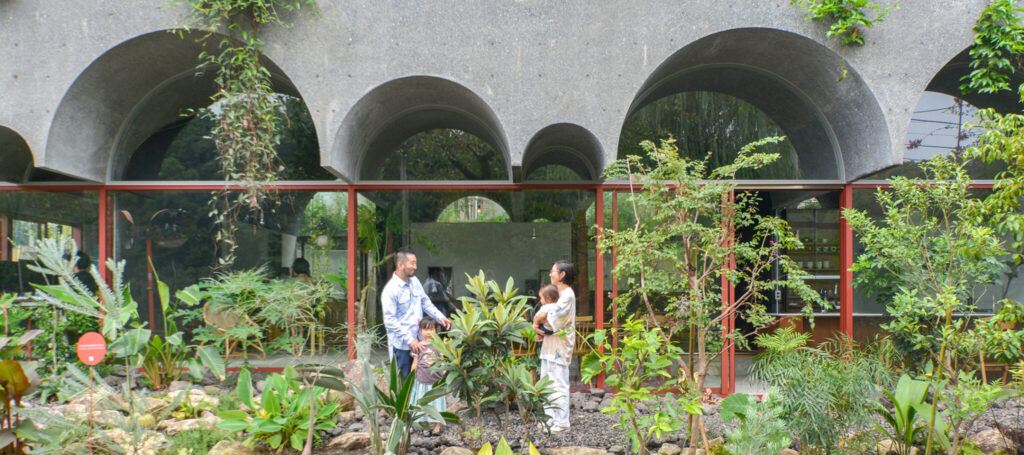 自然と向き合うヴォールト天井の家　植物や虫や動物たちと境界なく暮らす