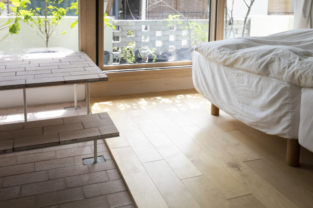 2階の床も素材を替えることで、室内と半屋外空間との異なる雰囲気を演出。