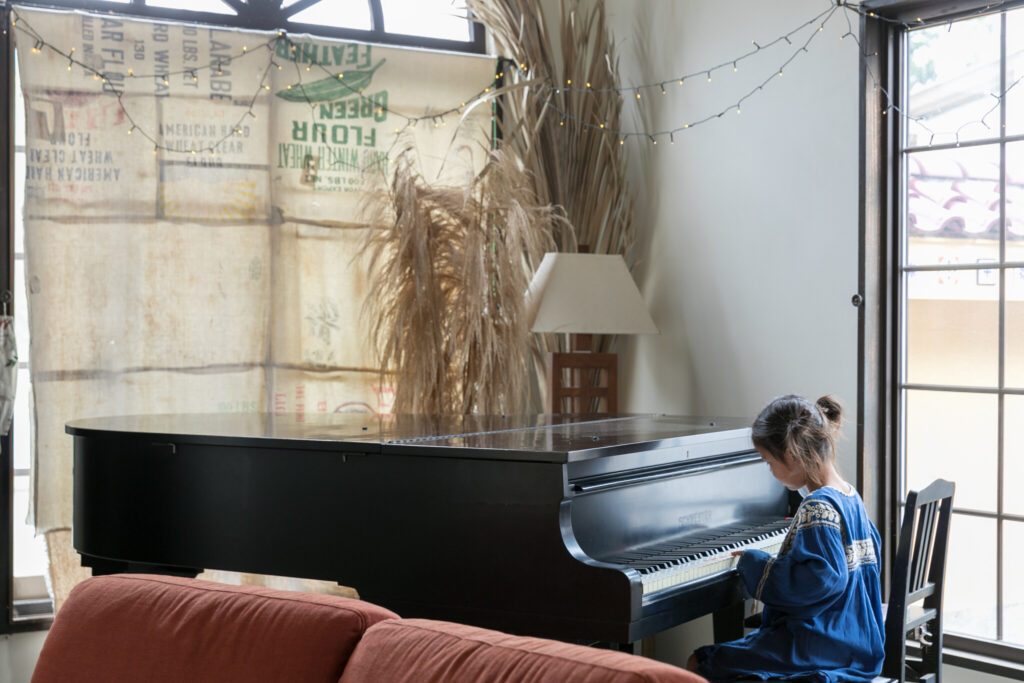 玄関ホールに置かれた「SCHWESTER」の年代物グランドピアノ。ご主人と娘さんたちが一緒になって弾いているそう。
