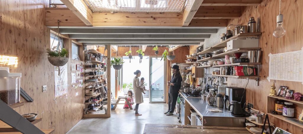 開放的なつくりの中で癒されて暮らす　モノが多くても気にならず、 オン／オフの切り替えもできる家