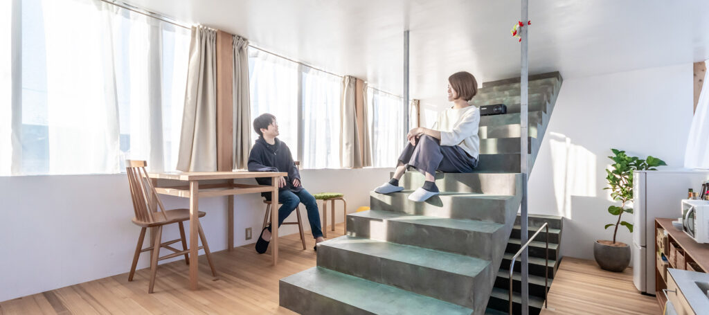 外壁・階段の仕上げはオリジナルレシピで　狭い中、あえて中央にすえた階段が生活に新たな質をもたらす