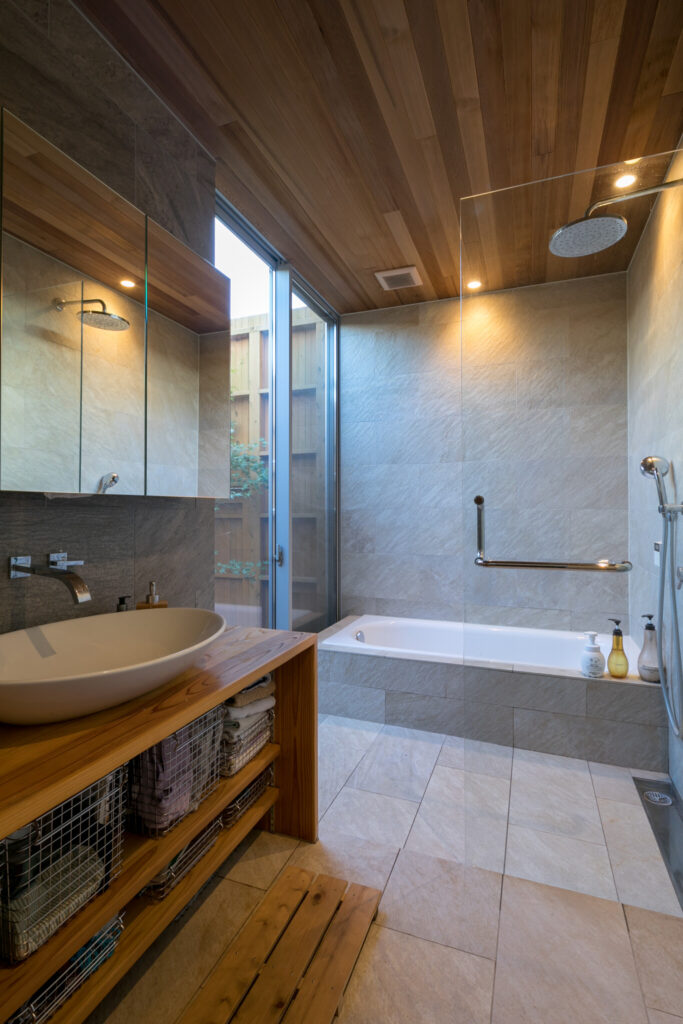 玄関を挟んでリビングの反対側に浴室がある。全体に温かみを出すため天井を木張りに。