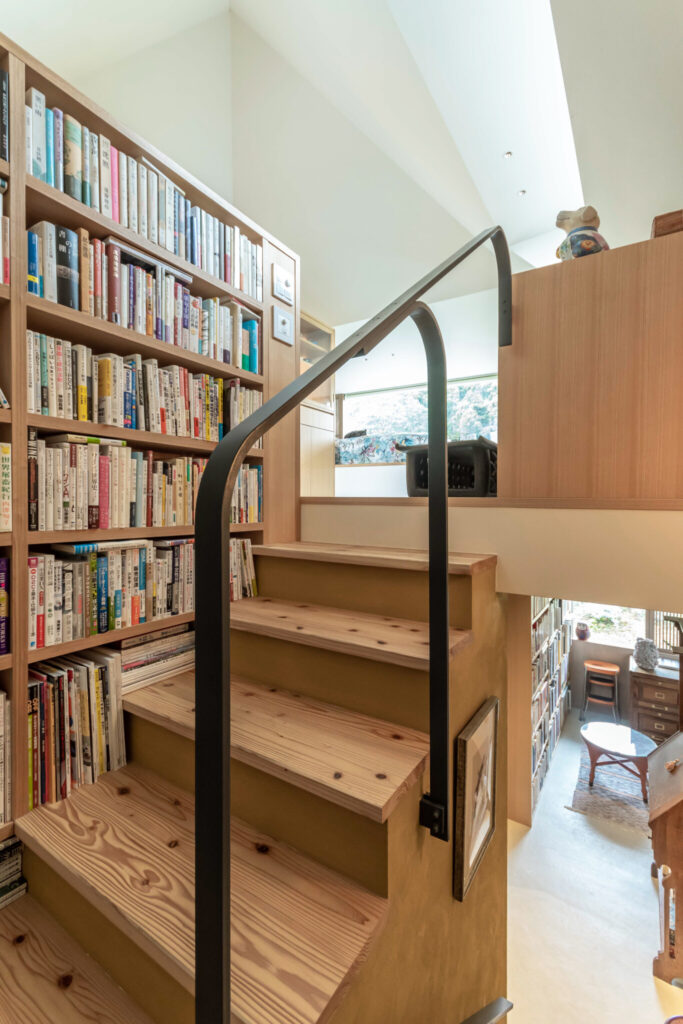 階段途中から見る。蔵書が多いため本は階段部分と1階のライブラリースペースにわけて収めた。