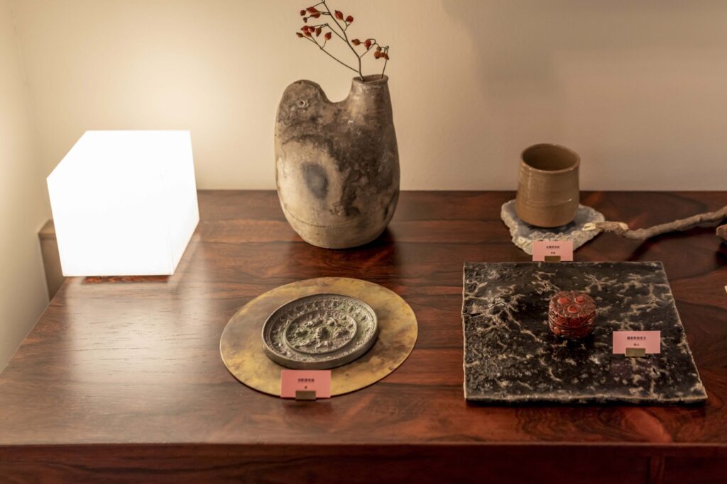 メインのギャラリースペースに置かれた銅鏡や鎌倉彫の香合など。