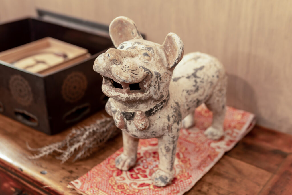 ユーモラスにも感じられるこの「加彩犬俑」は後漢時代のものという。