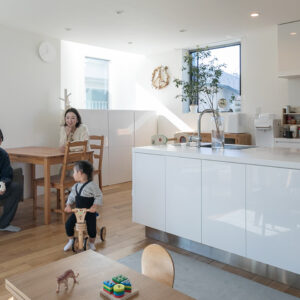 クライミングウォールのある家 開放感と使い勝手を追求 心地よい光が差し込む住まい