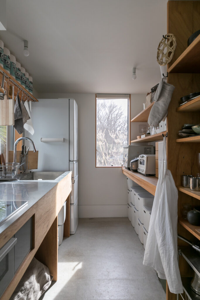 食器棚はオープンに。DIYで棚板を増やしている。