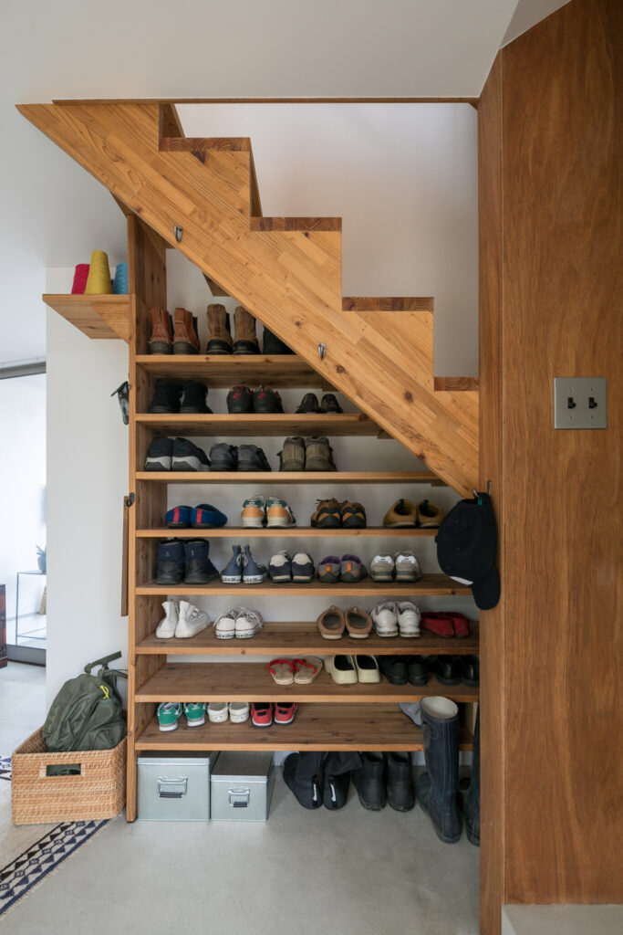 階段の下を有効活用した靴入れはDIYで製作。