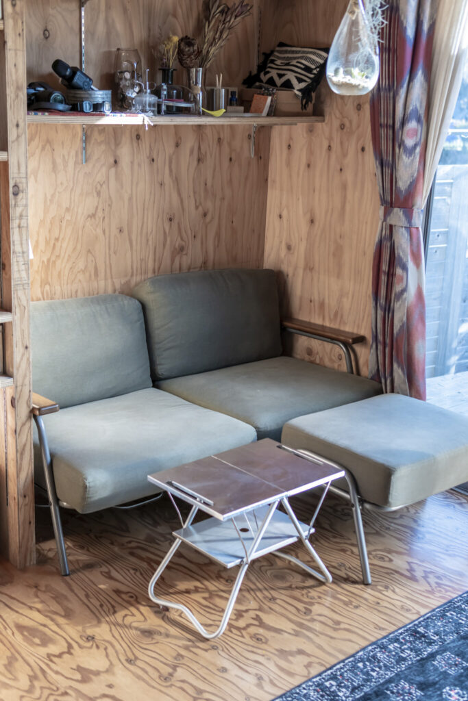 加藤さんが以前仕事スペースとして使っていた場所にはソファが置かれている。サイズに合うものを購入したという。