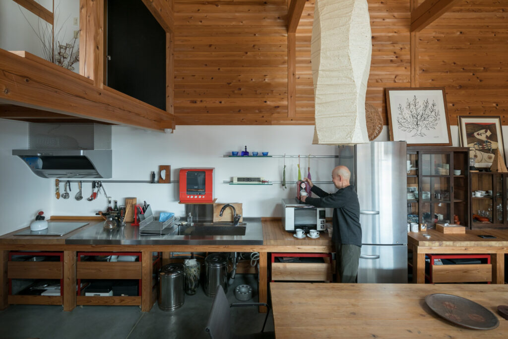 キッチンも木材で作ることにより、家に関わる職人の数を減らしている。